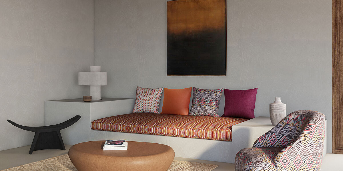 Moderne Couch mit mehreren Kissen
